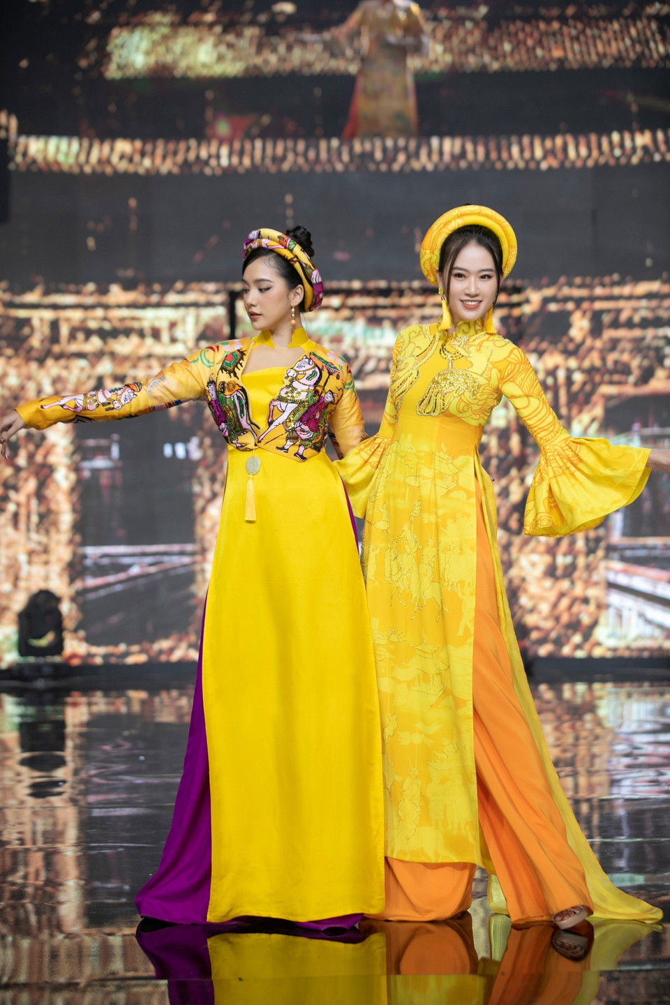 Nhờ vào sự mềm mại và cách ráp may khéo léo, những bộ áo dài mới có thể vừa vặn và khiến phần trình diễn của dàn người đẹp trở nên dễ dàng và uyển chuyển hơn. (Ảnh: CTV/Vietnam+)