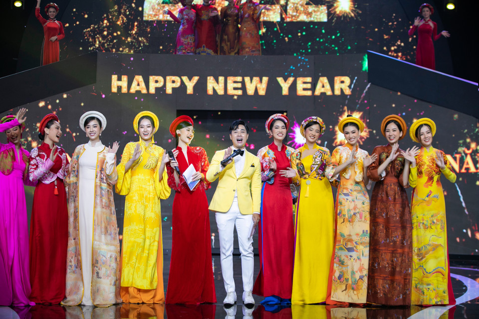 Chương trình Chào Xuân mới ‘chiêu đãi’ khán giả show diễn thời trang áo dài với bộ sưu tập mới đến từ nhà mốt La Sen Vũ. (Ảnh: CTV/Vietnam+)