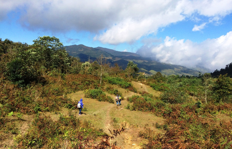 ...Với cảnh mây trời, núi non hùng vỹ choáng ngợp. (Ảnh: Xuân Mai/Vietnam+)