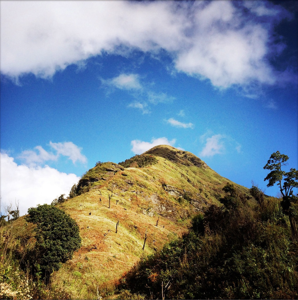 Thuộc địa phận xã Phìn Hồ, huyện Bát Xát, tỉnh Lào Cai, đỉnh Lảo Thẩn là một trong những ngọn núi cao hiếm hoi ở Việt Nam có đỉnh bằng phẳng, quang đãng với góc nhìn gần như toàn cảnh khu vực xung quanh. (Ảnh: Xuân Mai/Vietnam+)