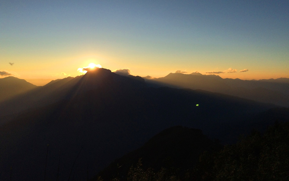 Hoàng hôn 'mắc' trên đỉnh núi. (Ảnh: Xuân Mai/Vietnam+)
