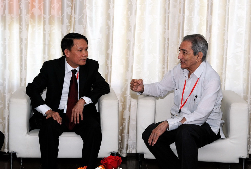 Trưởng đoàn Việt Nam, ông Nguyễn Đức Lợi, gặp gỡ Trưởng Ban Đối ngoại Trung ương Đảng Cộng sản Cuba José Ramón Balaguer sau lễ khai mạc diễn đàn. (Ảnh: Vũ Lê Hà/TTXVN)