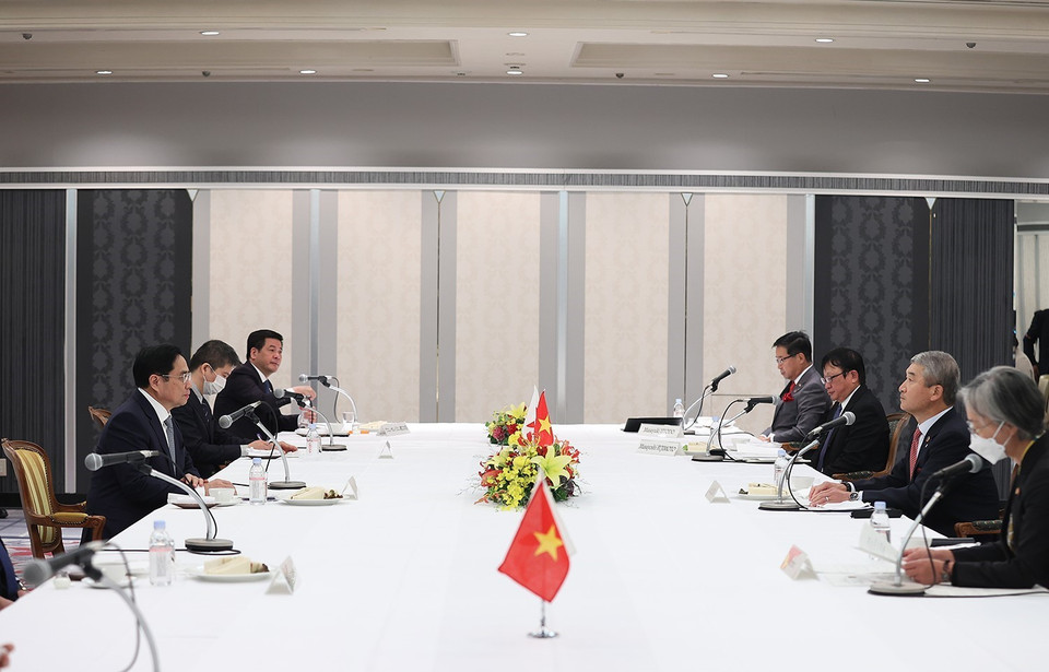 Thủ tướng Phạm Minh Chính làm việc với 3 đồng Chủ tịch Ủy ban kinh tế Việt Nam-Nhật Bản và Hiệp hội kinh tế Nhật Bản (Keidenren). (Ảnh: Dương Giang/TTXVN)