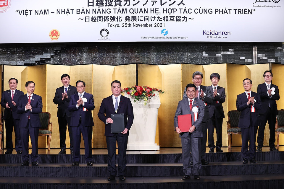 Thủ tướng Phạm Minh Chính chứng kiến Lễ trao đổi các văn kiện hợp tác giữa các doanh nghiệp hai nước. (Ảnh: Dương Giang/TTXVN)