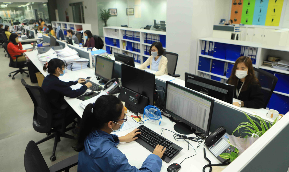 Nhân viên văn phòng Công ty TNHH sản xuất hàng may mặc Việt Nam tại Khu công nghiệp Bá Thiện 2 đeo khẩu trang khi làm việc. (Ảnh: Hoàng Hùng/TTXVN)