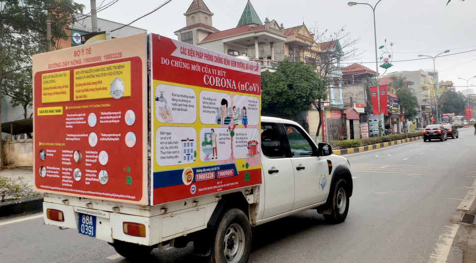 Ôtô tuyên truyền lưu động của Trung tâm văn hóa tỉnh Vĩnh Phúc thông tin hằng ngày về dịch COVID-19 trên các tuyến đường của thành phố Vĩnh Yên. (Ảnh: Hoàng Hùng/TTXVN)