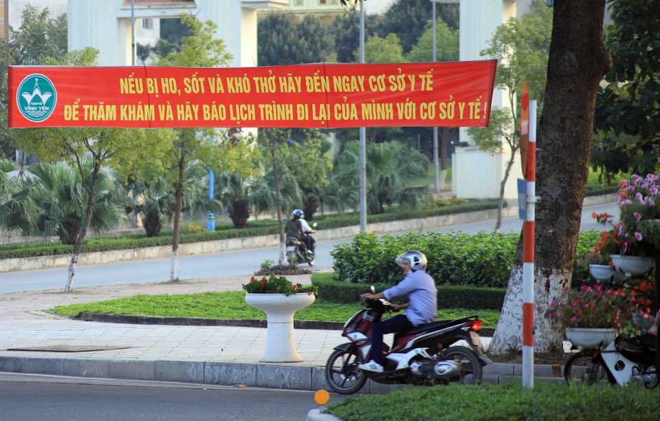 Băngrôn tuyên truyền, hướng dẫn người dân phòng, chống dịch COVID-19 trên đường Mê Linh, thành phố Vĩnh Yên. (Ảnh: Hoàng Hùng/TTXVN)