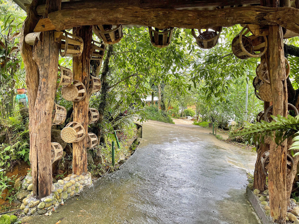 Nguyên vật liệu làm cổng thân thiện môi trường và sáng tạo. (Ảnh: Xuân Mai/Vietnam+)