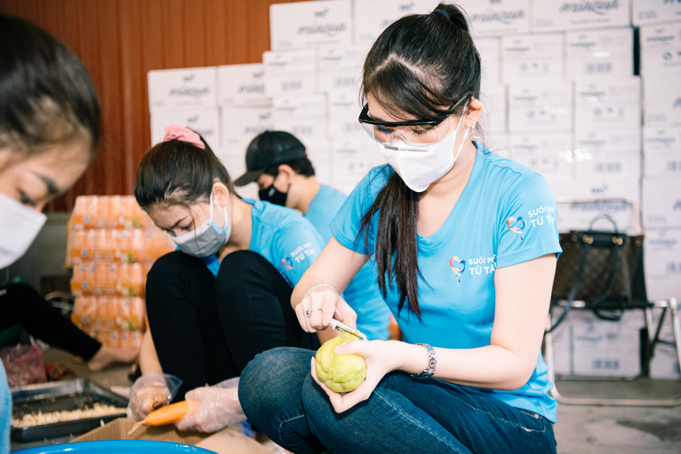 Chiến dịch bắt đầu từ ngày 7/7 và sẽ kéo dài liên tục 10 ngày, mỗi ngày sẽ có từ 1.500-1.700 suất ăn được phát tại chỗ và đem đến các khu cách ly khó khăn trên địa bàn thành phố.(Ảnh: CTV/Vietnam+)