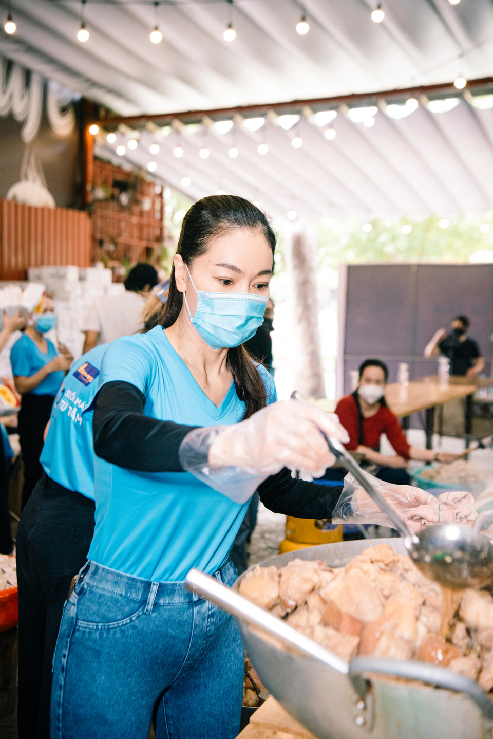 Chủ tịch Câu lạc bộ Suối mát từ tâm, bà Phạm Kim Dung cho biết: "Ngoài việc chuẩn bị phần ăn no bụng, chúng tôi còn muốn cung cấp đầy đủ chất dinh dưỡng cho bà con để đảm bảo sức khỏe chống chọi với dịch bệnh." (Ảnh: CTV/Vietnam+)