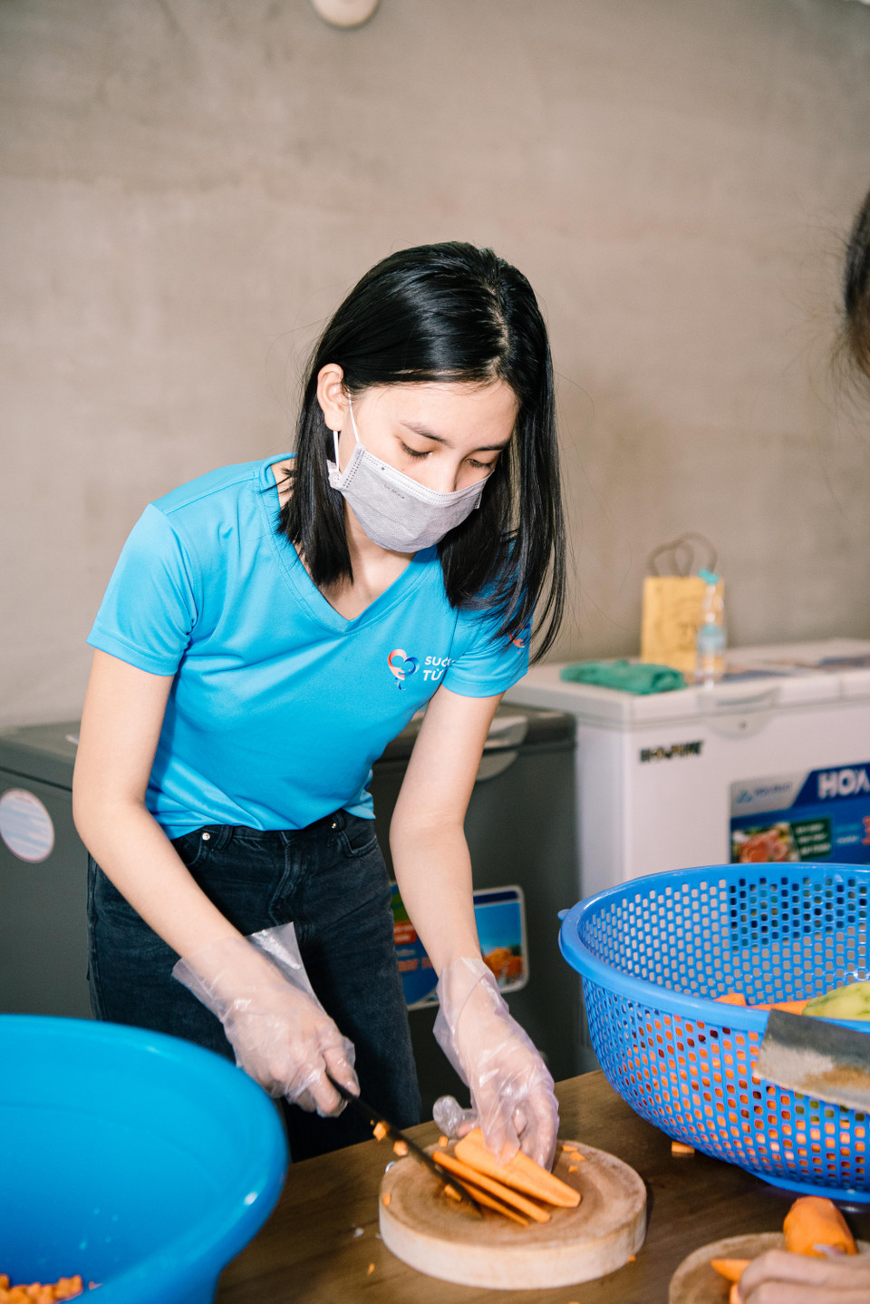 Hoa Hậu Tiểu Vy cũng thổ lộ những tâm tư khi quyết định thành lập bếp ăn từ thiện này, cô chia sẻ: "Chứng kiến những mảnh đời khó khăn đang kiệt quệ vì đại dịch, Vy cũng như các thành viên Câu lạc bộ đã quyết định thực hiện chiến dịch ‘Bếp ăn Suối mát từ tâm’ với hy vọng có thể cung cấp hàng ngàn bữa ăn dinh dưỡng cho người dân để chống chọi với đại dịch."(Ảnh: CTV/Vietnam+)