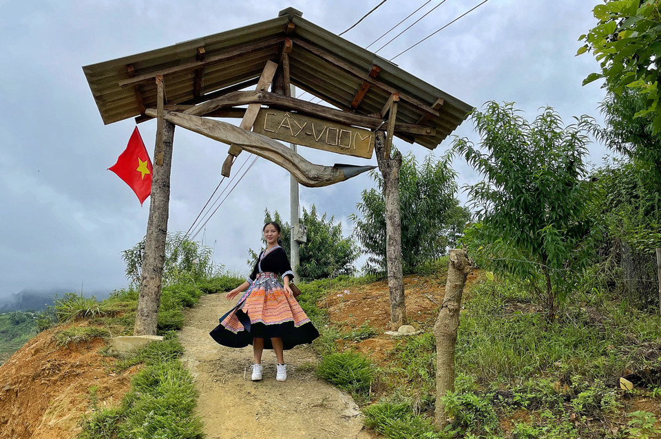 Cổng có mô hình chiếc cày. (Ảnh: Xuân Mai/Vietnam+)