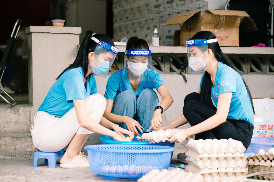 Thấu hiểu được nỗi lòng của những người lao động tự do đang lâm vào tình cảnh mất việc, nhiều hộ gia đình cạn kiệt nguồn kinh tế vì tác động của đợt dịch này, bếp ăn "Suối mát từ tâm" ra đời, với mong muốn sẽ là cầu nối giữa những mảnh đời cơ cực và các nhà hảo tâm. Bởi ngay lúc này đây, điều mà cộng đồng cần chính là sự tương thân tương ái, giúp đỡ lẫn nhau để cùng vượt qua khó khăn. (Ảnh: CTV/Vietnam+)