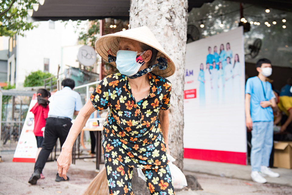 Bà con có hoàn cảnh khó khăn, trẻ em nghèo, người già... là mục tiêu hướng tới của chương trình. (Ảnh: CTV/Vietnam+)
