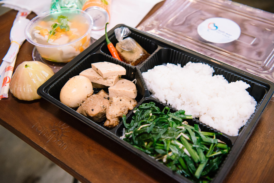 Mỗi khẩu phần ăn ngoài các loại rau xanh, củ quả là 200gr thịt/cá. (Ảnh: CTV/Vietnam+)