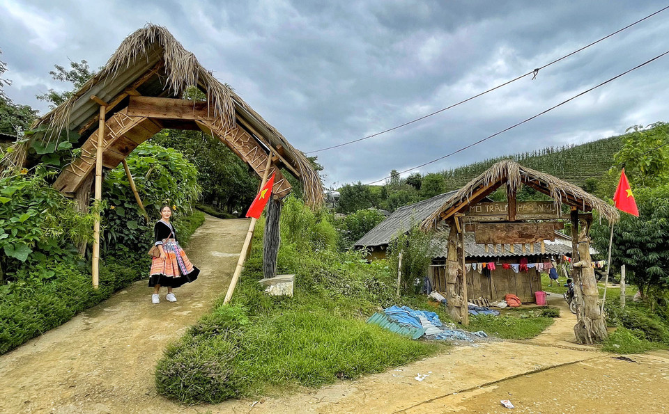 Hảng Thị Qua, hướng dẫn viên du lịch địa phương cho biết những chiếc cổng này và văn hóa bản địa là niềm tự hào của du lịch cộng đồng Sin Suối Hồ. (Ảnh: Xuân Mai/Vietnam+)