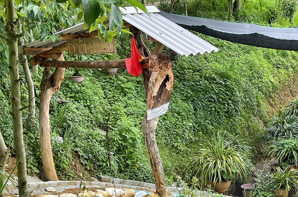 Cổng có mô hình chiếc cuốc phóng to, vật dụng gắn với hoạt động nông nghiệp của người dân địa phương. (Ảnh: Xuân Mai/Vietnam+)