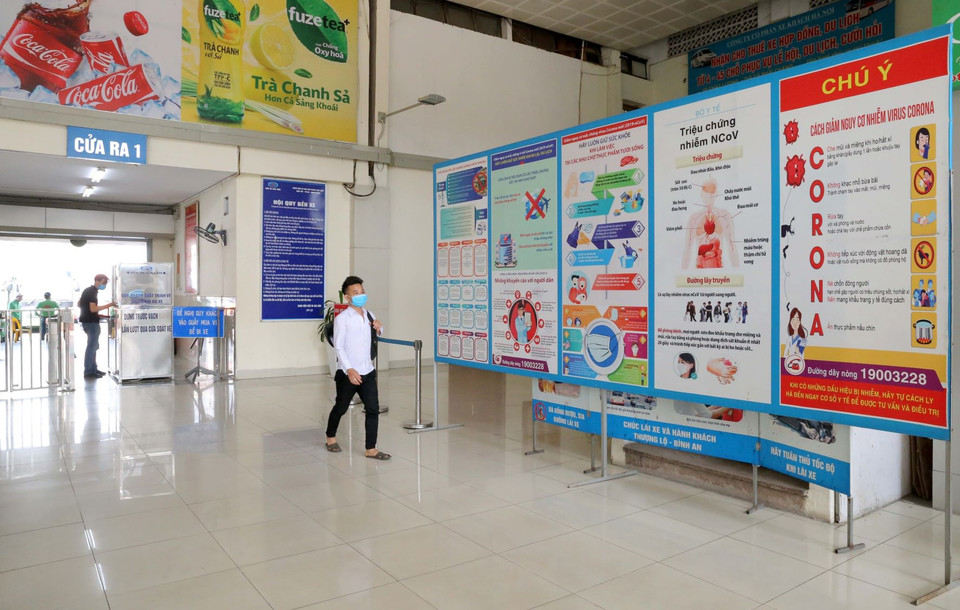 Các tấm bảng lớn cảnh báo về cơ chế lây nhiễm, tác hại và cách phòng, tránh SARS-CoV-2 được đặt tại các cửa ra vào Bến xe Gia Lâm. (Ảnh: Hoàng Hiếu/TTXVN)
