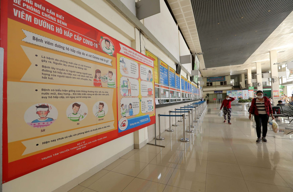 Các tấm bảng lớn cảnh báo về cơ chế lây nhiễm, tác hại và cách phòng, tránh SARS-CoV-2 được đặt tại các cửa ra vào Bến xe Gia Lâm. (Ảnh: Hoàng Hiếu/TTXVN)