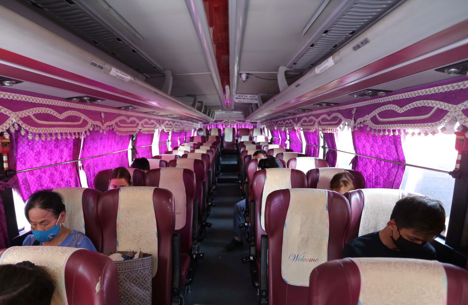 Các nhà xe tại Bến xe Gia Lâm đã đảm bảo giãn cách ghế ngồi cho hành khách, chở không vượt quá 50% số ghế. (Ảnh: Hoàng Hiếu/TTXVN)