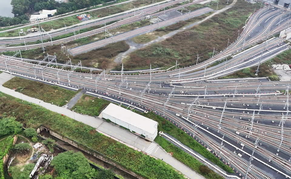 Các đường ray từ bãi đỗ dần thu hẹp lại giống chiếc phễu khi dẫn vào nhà ga trên cao Bến xe Miền Đông mới. (Ảnh: Hồng Đạt/TTXVN)