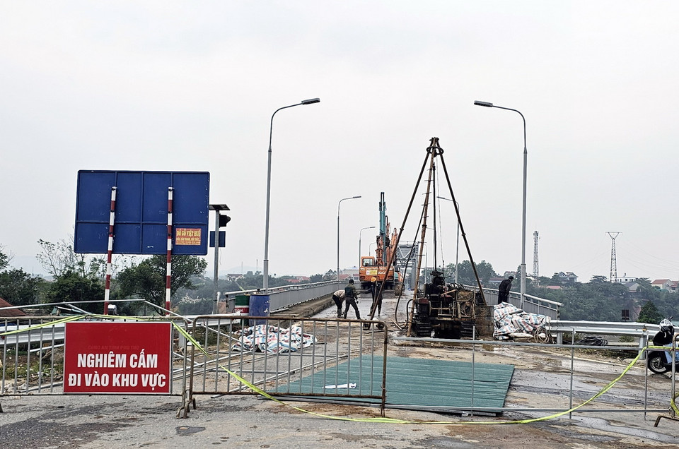 Tại đầu cầu, phía huyện Lâm Thao, đơn vị thi công tiến hành khoan thăm dò địa chất trước khi triển khai xây dựng cầu Phong Châu mới vào ngày 22/12. (Ảnh: Tạ Toàn/TTXVN)