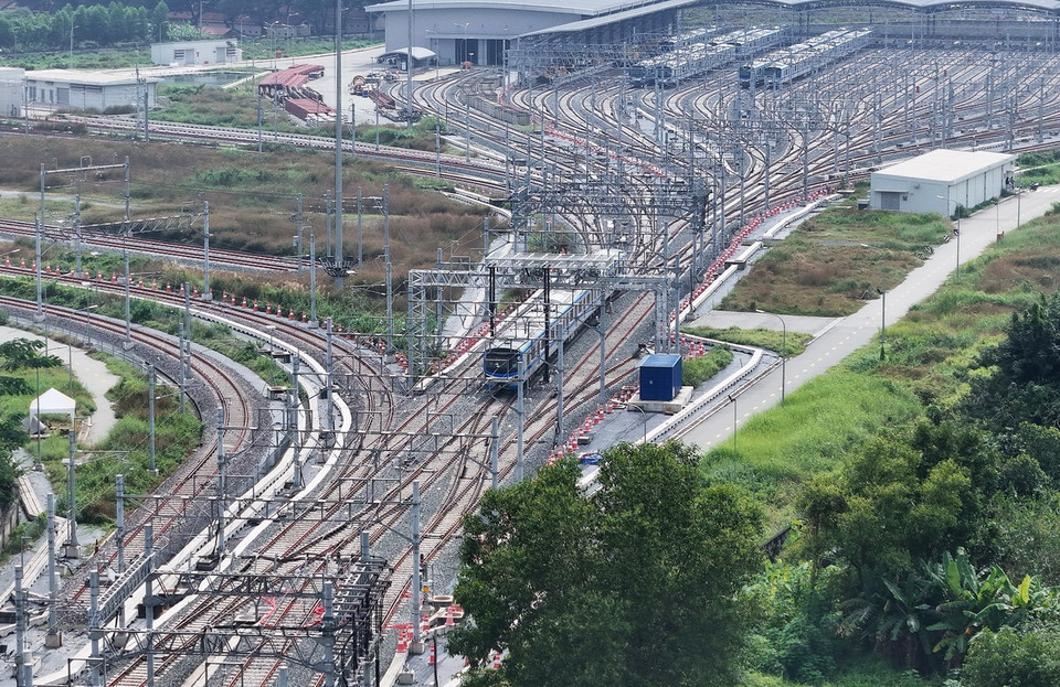 Hệ thống tiếp điện trên cao cho tàu và hệ thống dây chằng chịt tại depot. (Ảnh: Hồng Đạt/TTXVN)