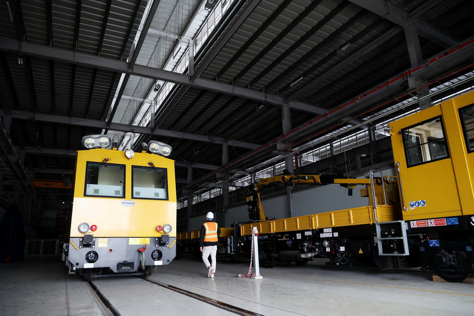 Khu vực bảo trì xe, sửa chữa hệ thống thiết bị vận hành cho metro. (Ảnh: Hồng Đạt/TTXVN)