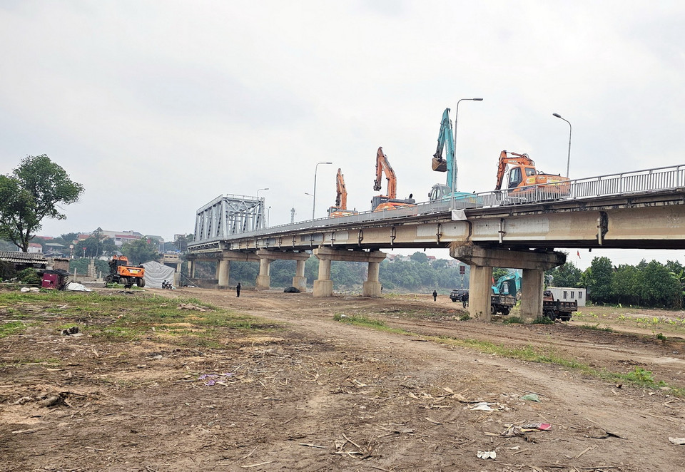 Các cơ quan chức năng phối hợp với đơn vị liên quan tiến hành thực hiện những công đoạn cuối cùng trước khi phá dỡ cầu cũ để xây dựng cầu mới. (Ảnh: Tạ Toàn/TTXVN)