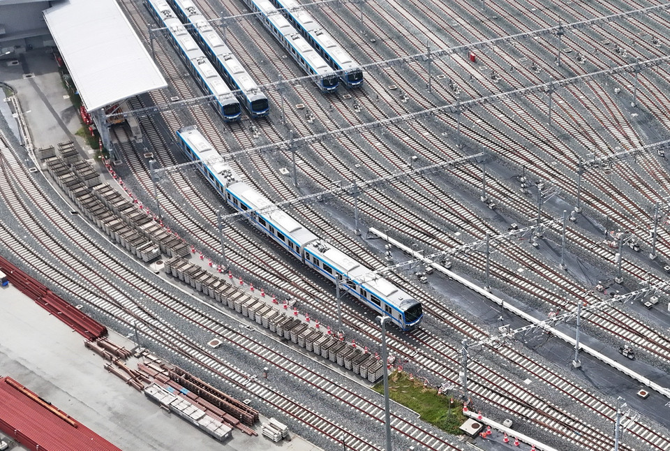 Tàu metro khởi hành từ depot Long Bình (phường Long Bình, thành phố Thủ Đức, Thành phố Hồ Chí Minh). (Ảnh: Hồng Đạt/TTXVN)