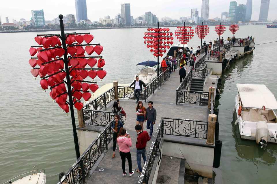 'Cầu tình yêu; được xây dựng trên sông Hàn, nằm ngay gần cầu Rồng, thành phố Đà Nẵng. (Ảnh: Trần Lê Lâm/TTXVN)