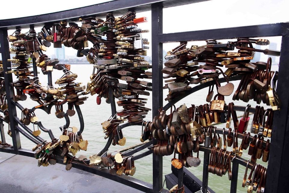 Hiện nay, đã có hàng nghìn ổ khóa được khóa treo trên lan can cầu. (Ảnh: Trần Lê Lâm/TTXVN)