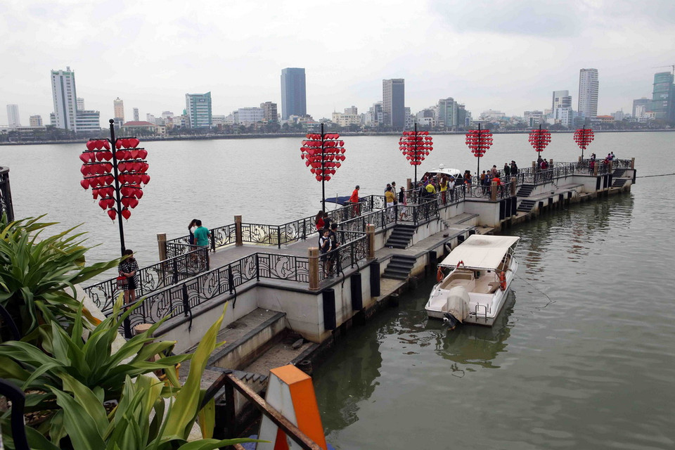 Cầu có hình vòng cung, chiều dài gần 70m, rộng 6m và hướng ra giữa sông. Hàng trăm chiếc đèn lồng nhỏ, màu đỏ hình trái tim được sắp đặt và thắp sáng hàng đêm. (Ảnh: Trần Lê Lâm/TTXVN)