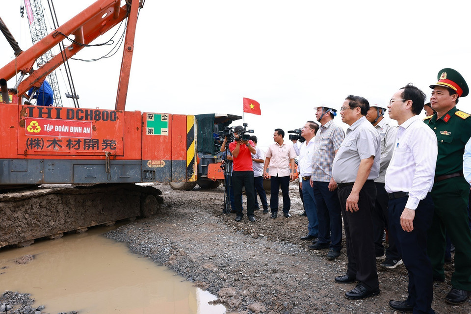 Thủ tướng Phạm Minh Chính kiểm tra công trường thi công Dự án Cao tốc Châu Đốc-Cần Thơ-Sóc Trăng đoạn Nút giao Lộ Tẻ-Rạch Sỏi, xã Thạnh Tiến, huyện Vĩnh Thạnh, Cần Thơ. (Ảnh: Dương Giang/TTXVN)