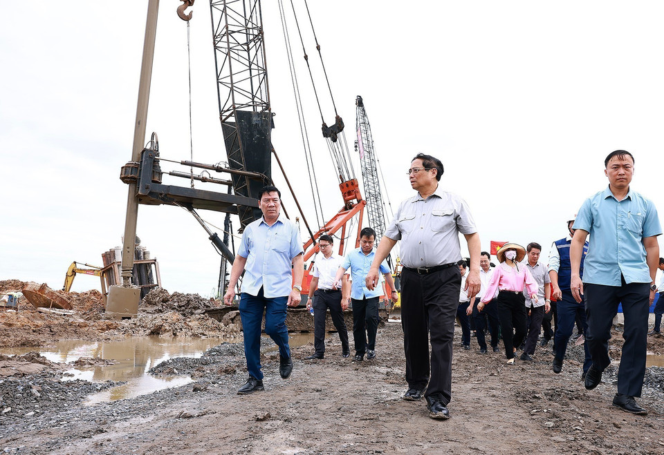 Thủ tướng Phạm Minh Chính kiểm tra công trường thi công Dự án Cao tốc Châu Đốc-Cần Thơ-Sóc Trăng đoạn Nút giao Lộ Tẻ-Rạch Sỏi, xã Thạnh Tiến, huyện Vĩnh Thạnh, Cần Thơ. (Ảnh: Dương Giang/TTXVN)