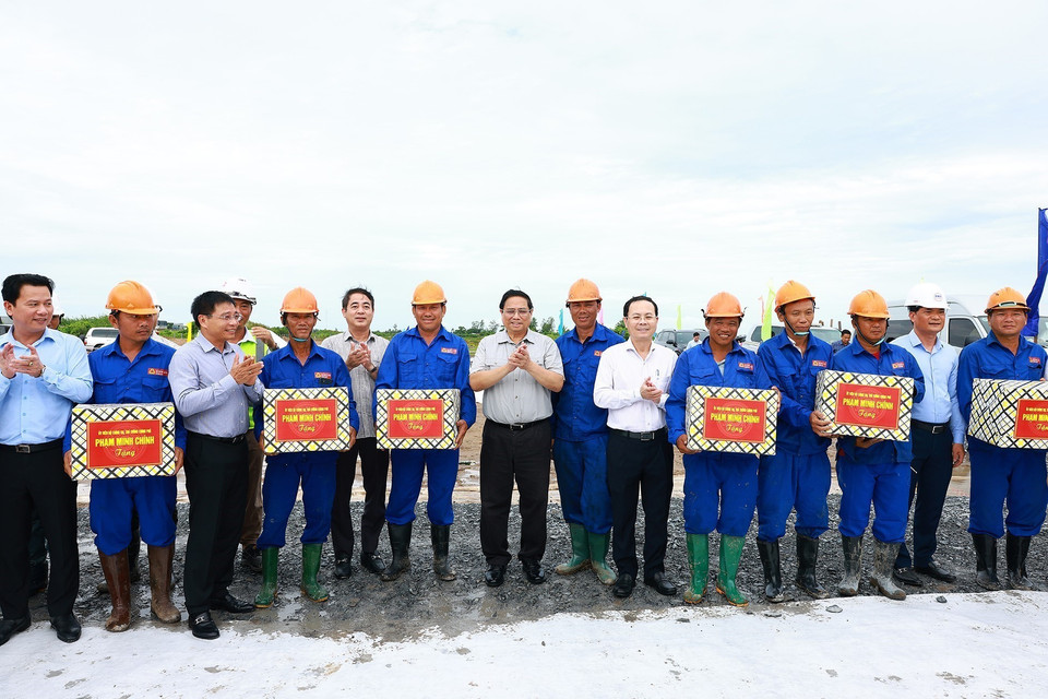 Thủ tướng Phạm Minh Chính tặng quà cho công nhân thi công tại Nút giao Lộ Tẻ-Rạch Sỏi, xã Thạnh Tiến, huyện Vĩnh Thạnh, Cần Thơ. (Ảnh: Dương Giang/TTXVN)