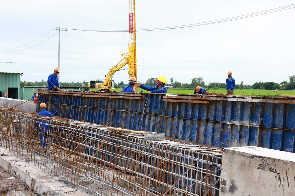 Công trường thi công Nút giao Lộ Tẻ-Rạch Sỏi, xã Thạnh Tiến, huyện Vĩnh Thạnh, Cần Thơ. (Ảnh: Dương Giang/TTXVN)