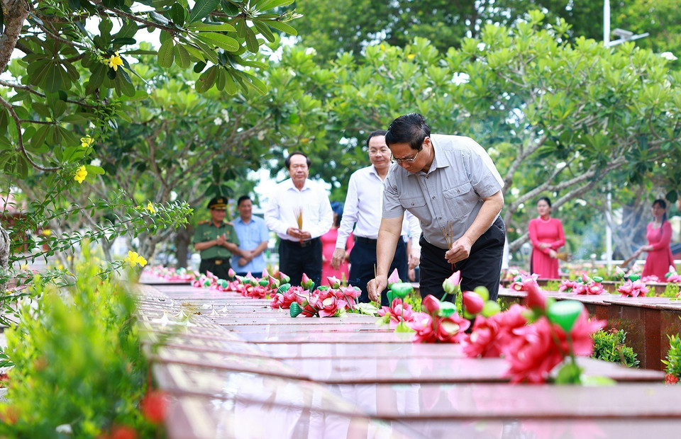 Thủ tướng Phạm Minh Chính thắp hương phần mộ liệt sỹ tại Nghĩa trang Liệt sỹ thành phố Cần Thơ. (Ảnh: Dương Giang/TTXVN)