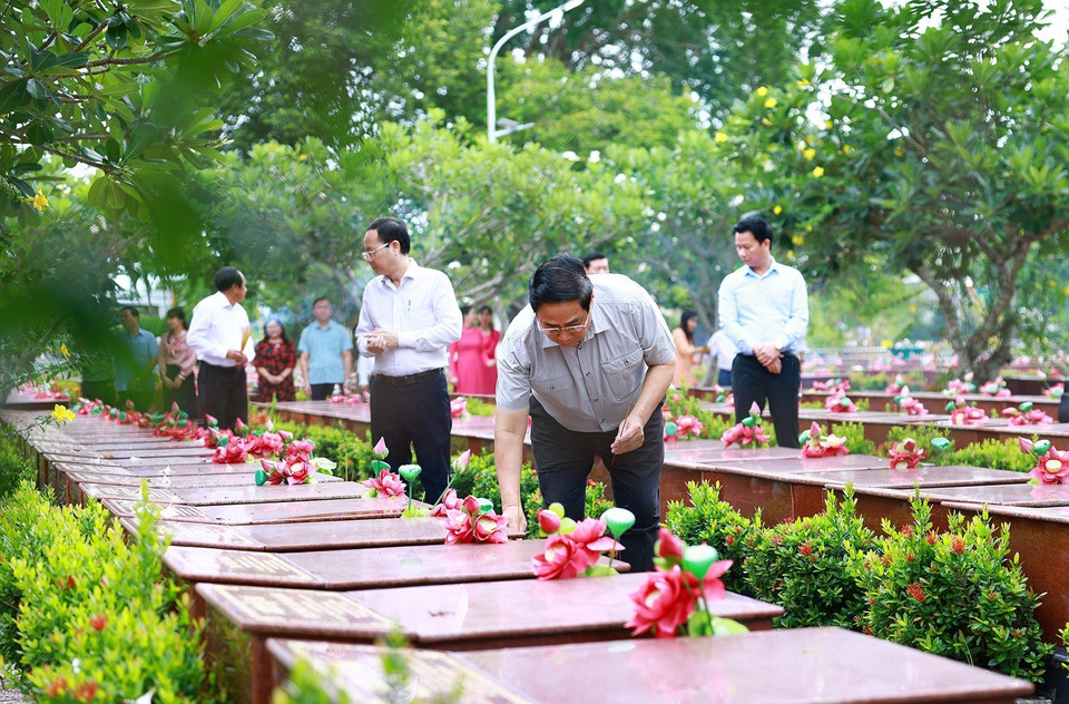 Thủ tướng Phạm Minh Chính thắp hương phần mộ liệt sỹ tại Nghĩa trang Liệt sỹ thành phố Cần Thơ. (Ảnh: Dương Giang/TTXVN)