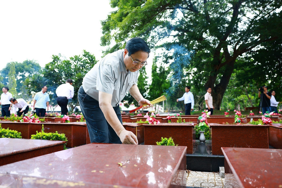 Thủ tướng Phạm Minh Chính thắp hương phần mộ liệt sỹ tại Nghĩa trang Liệt sỹ thành phố Cần Thơ. (Ảnh: Dương Giang/TTXVN)