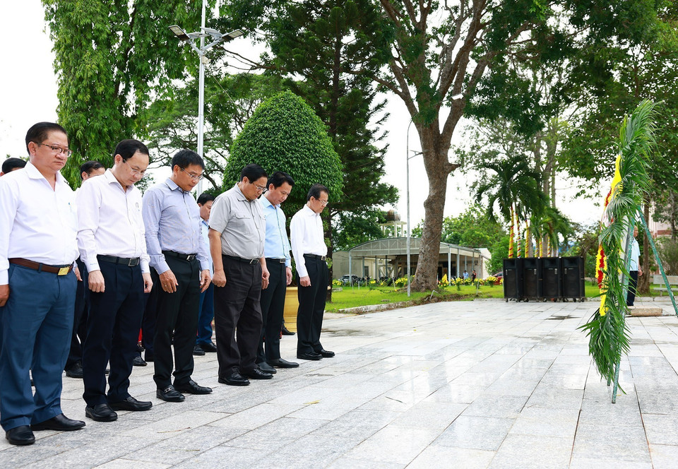 Thủ tướng Phạm Minh Chính dâng hoa tưởng niệm các Anh hùng liệt sỹ tại Nghĩa trang Liệt sỹ thành phố Cần Thơ. (Ảnh: Dương Giang/TTXVN)