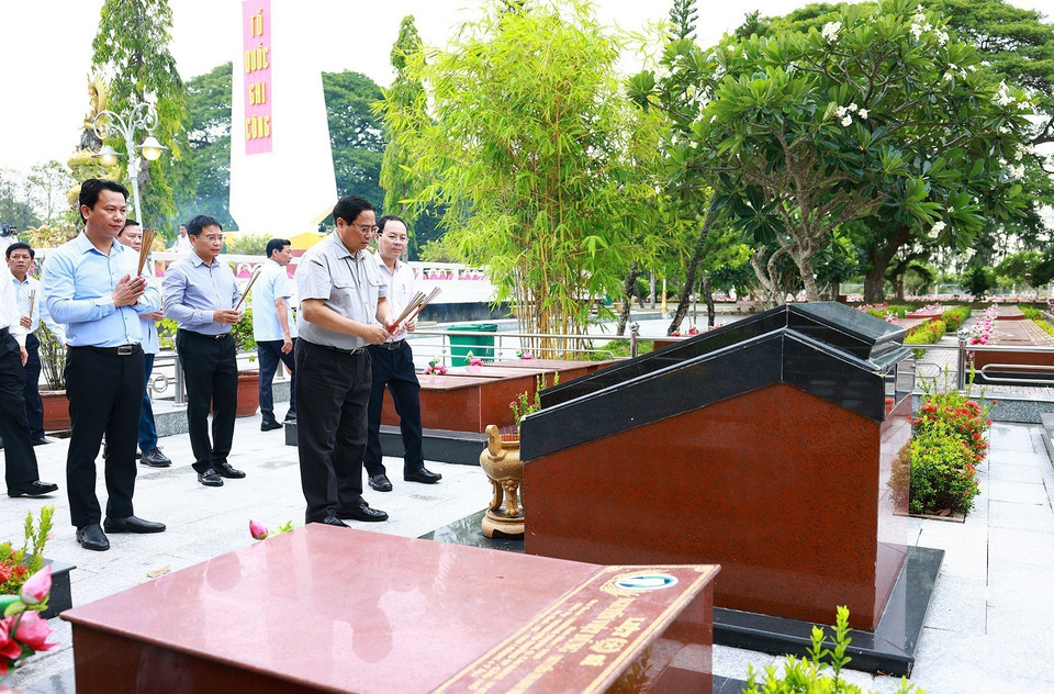 Thủ tướng Phạm Minh Chính thắp hương phần mộ liệt sỹ tại Nghĩa trang Liệt sỹ thành phố Cần Thơ. (Ảnh: Dương Giang/TTXVN)