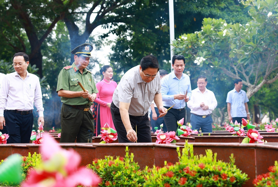 Thủ tướng Phạm Minh Chính thắp hương phần mộ liệt sỹ tại Nghĩa trang Liệt sỹ thành phố Cần Thơ. (Ảnh: Dương Giang/TTXVN)