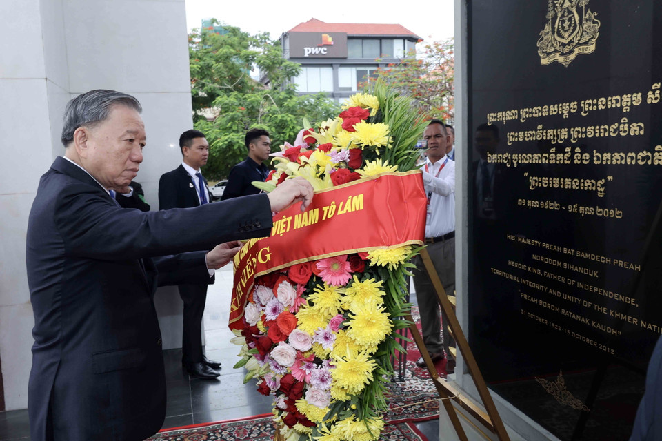 Chủ tịch nước Tô Lâm đặt vòng hoa tại Tượng đài cố Quốc vương Norodom Sihanouk. (Ảnh: Nhan Sáng/TTXVN)
