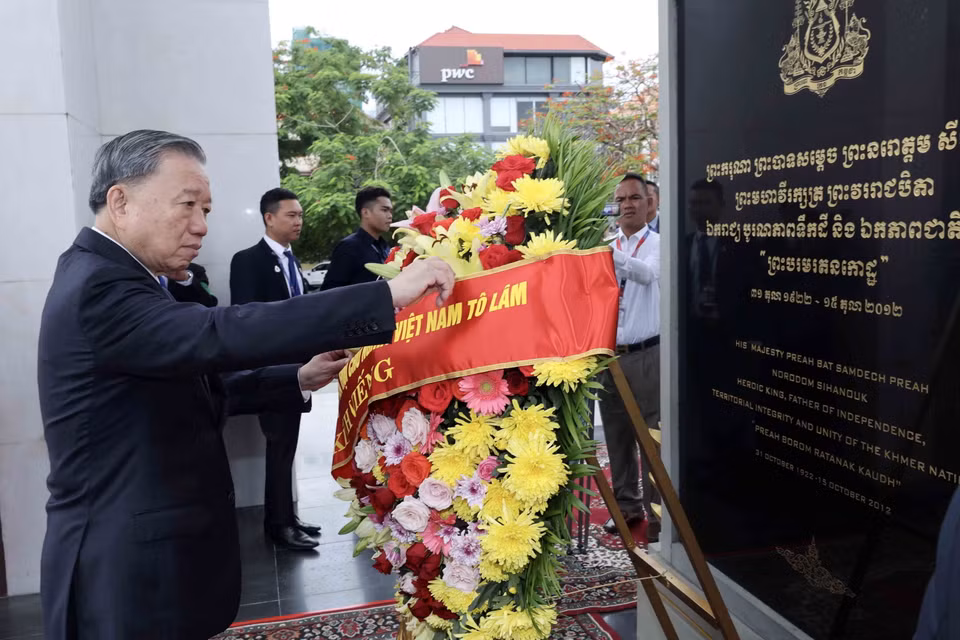 Chủ tịch nước Tô Lâm đặt vòng hoa tại Tượng đài cố Quốc vương Norodom Sihanouk. (Ảnh: Nhan Sáng/TTXVN)