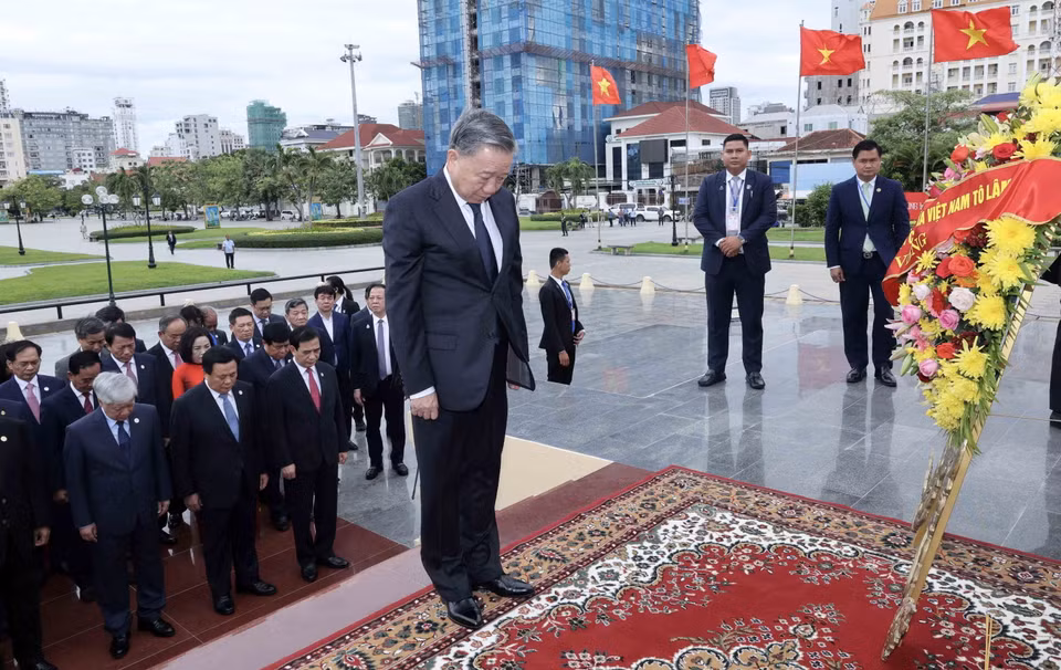 Chủ tịch nước Tô Lâm đặt vòng hoa tại Đài Hữu nghị Việt Nam-Campuchia. (Ảnh: Nhan Sáng/TTXVN)