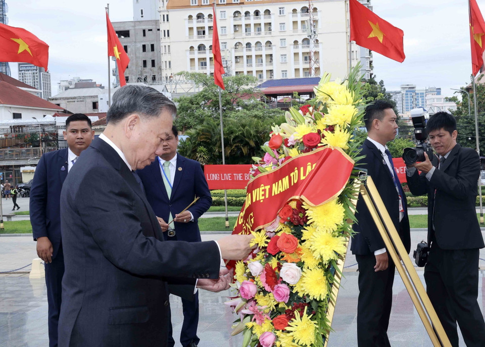 Chủ tịch nước Tô Lâm đặt vòng hoa tại Đài Hữu nghị Việt Nam-Campuchia. (Ảnh: Nhan Sáng/TTXVN)
