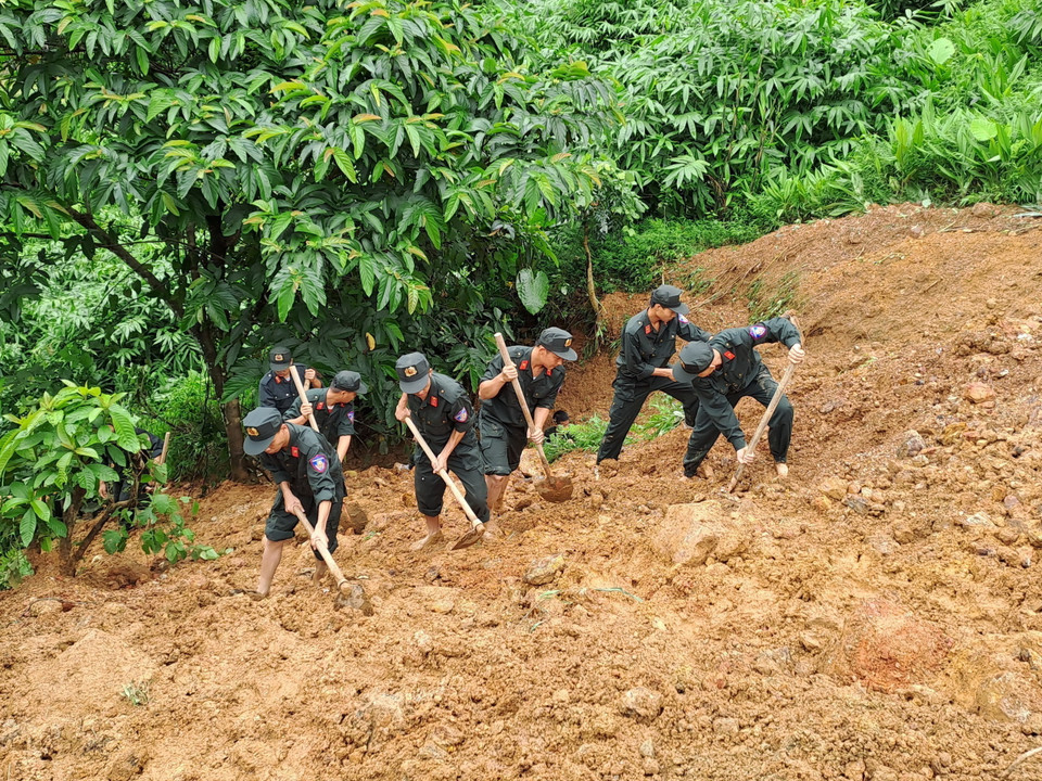 Các lực lượng chức năng khẩn trương tìm kiếm các nạn nhân đang bị vùi lấp. (Ảnh: Đức Thọ/TTXVN)
