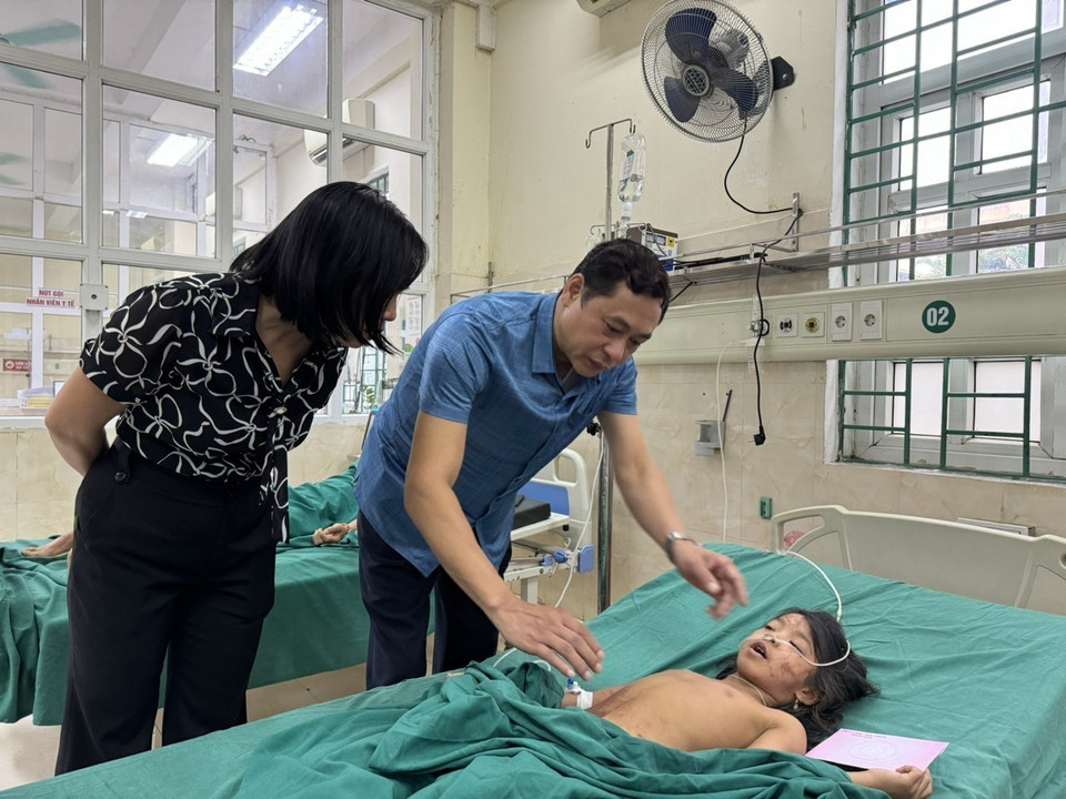 Lãnh đạo Sở Y tế Hà Giang chỉ đạo y, bác sỹ Bệnh viện Đa khoa tỉnh tập trung cứu chữa nạn nhân trong vụ sạt lở. (Ảnh: Minh Tâm/TTXVN)