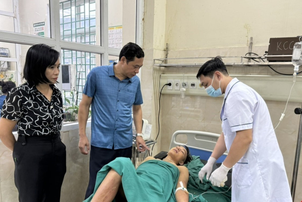 Lãnh đạo Sở Y tế Hà Giang chỉ đạo y, bác sỹ Bệnh viện Đa khoa tỉnh tập trung cứu chữa nạn nhân trong vụ sạt lở. (Ảnh: Minh Tâm/TTXVN)